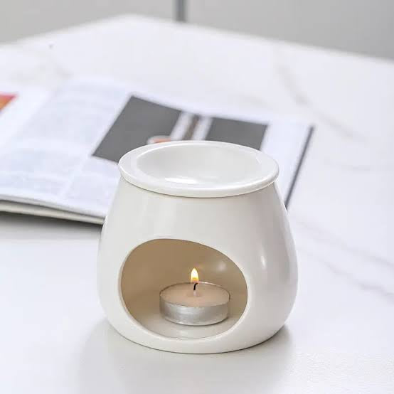 Elegant tea light wax melter in black or white — the perfect companion for your wax melts. Handpicked for South African homes.
